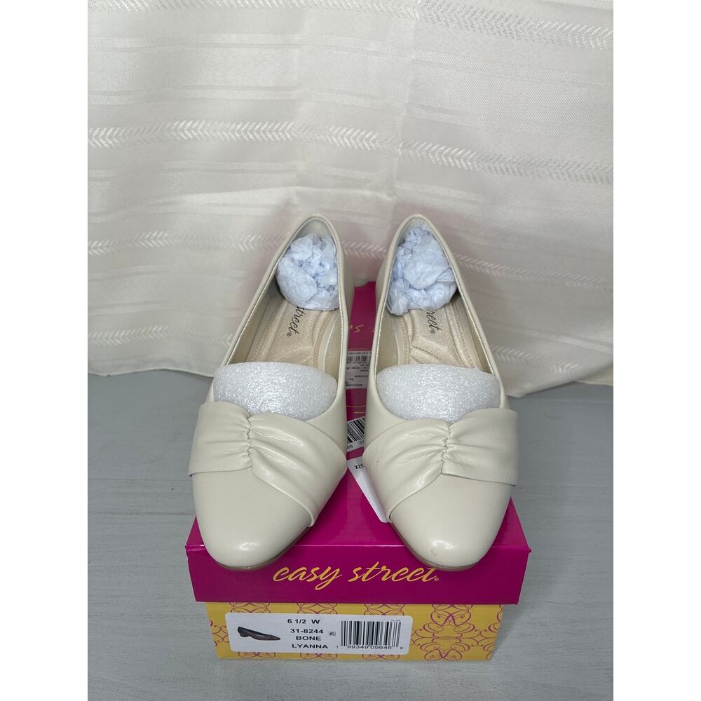 Easy Street Waive Kitten Heel Pumps Bone Womens Size 6.5 Wide - Picture 10 of 12